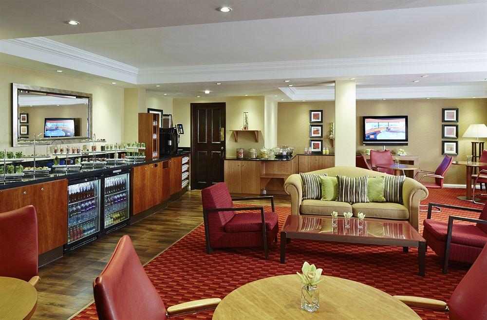 Delta Hotels By Marriott Heathrow Windsor Kültér fotó